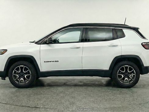 Used 2025 Jeep Compass Trailhawk image 5