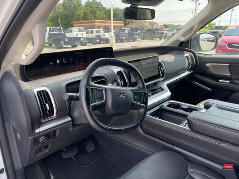 Used 2025 Ford Expedition Platinum AWD/4WD image 11