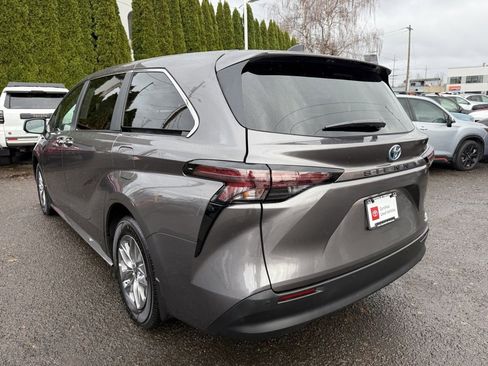 Certified 2023 Toyota Sienna XLE image 5
