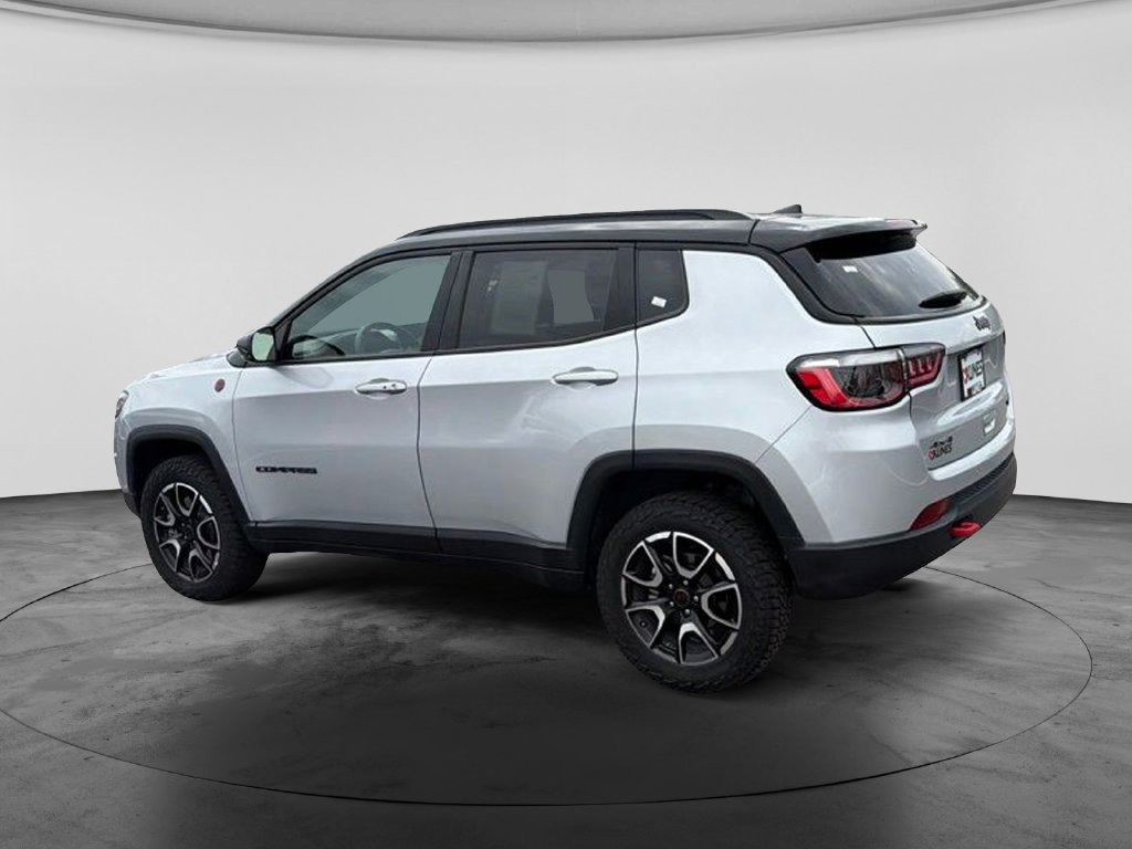 Used 2025 Jeep Compass Trailhawk AWD/4WD image 7
