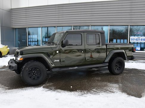 Used 2022 Jeep Gladiator Overland w/ Cold Weather Group image 2