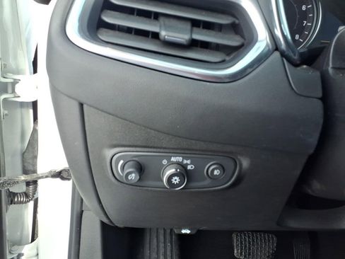 Used 2022 Chevrolet Equinox Premier AWD/4WD image 16