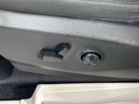 Used 2023 Chrysler Voyager LX image 20