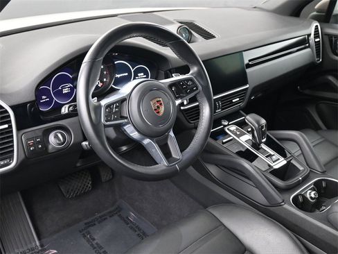 Used 2023 Porsche Cayenne Platinum Edition image 7