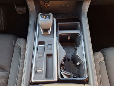 Used 2025 Nissan Pathfinder SV FWD image 24