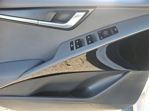 Certified 2023 Kia Niro EX Touring image 12