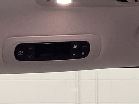 Used 2024 Chrysler Pacifica Touring-L image 18