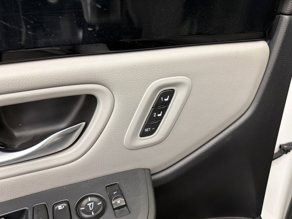 Used 2025 Honda Pilot EX-L image 12