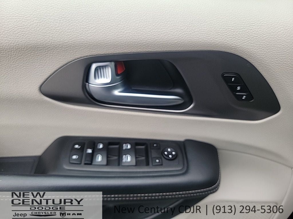 Used 2023 Chrysler Pacifica Touring-L FWD image 9