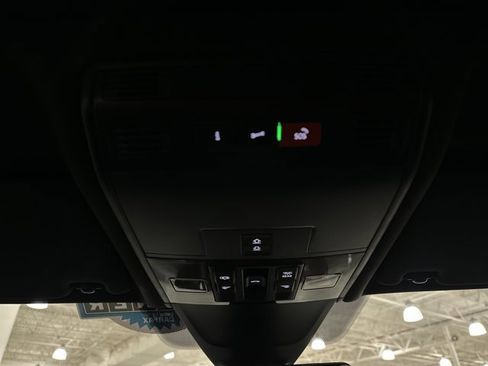 Certified 2024 Volkswagen Tiguan SE R-Line image 35