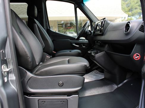 Used 2024 Mercedes-Benz Sprinter 2500 image 7