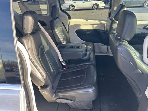 Used 2017 Chrysler Pacifica Touring-L w/ Tire & Wheel Group image 12