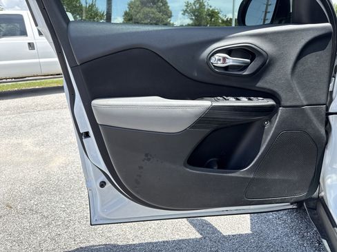 Used 2014 Jeep Cherokee Latitude image 28
