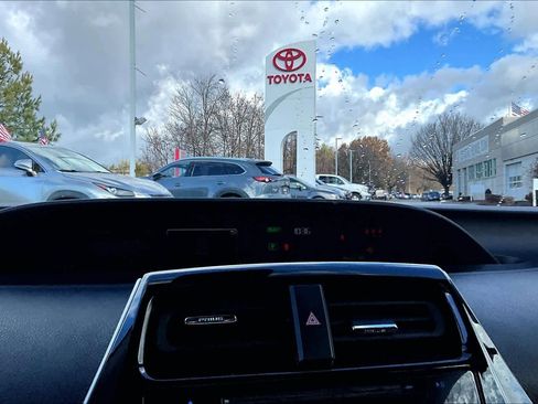 Used 2019 Toyota Prius LE w/ Carpet Mat Package image 32