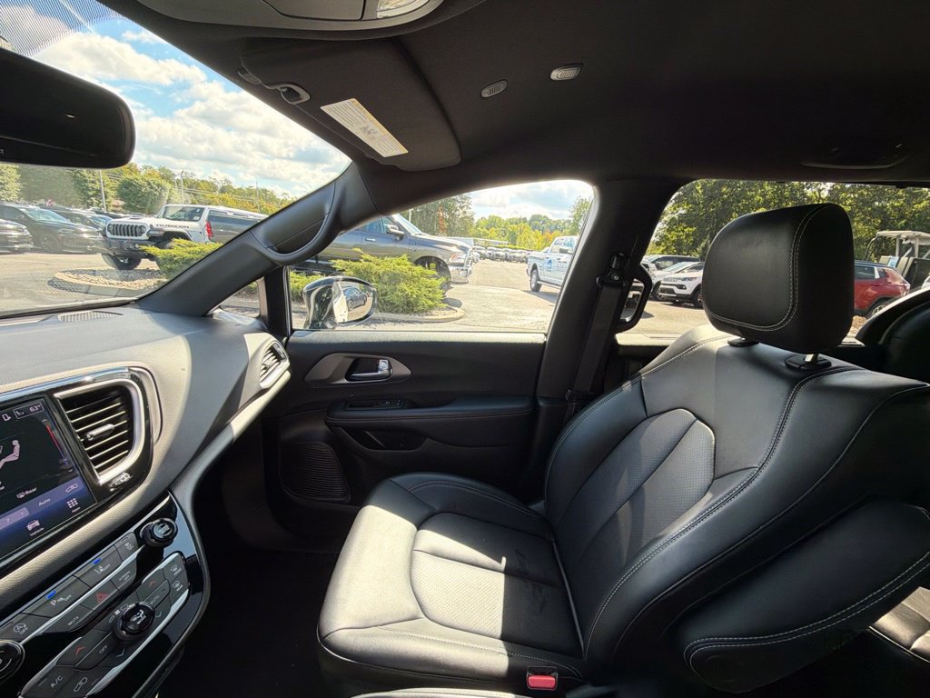Used 2025 Chrysler Pacifica Select FWD image 31