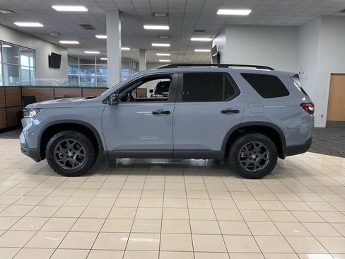 Used 2025 Honda Pilot TrailSport image 4