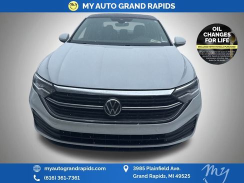 Used 2024 Volkswagen Jetta SE image 2