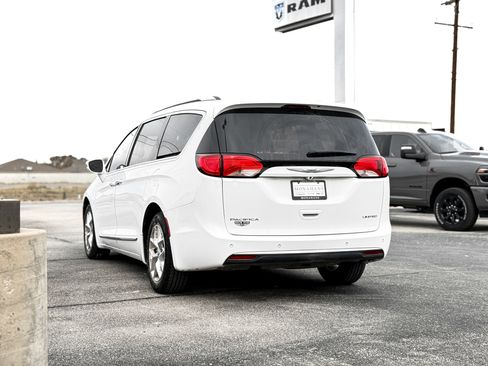 Used 2020 Chrysler Pacifica Limited image 7