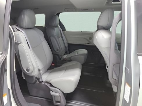 Used 2021 Toyota Sienna XLE FWD image 16