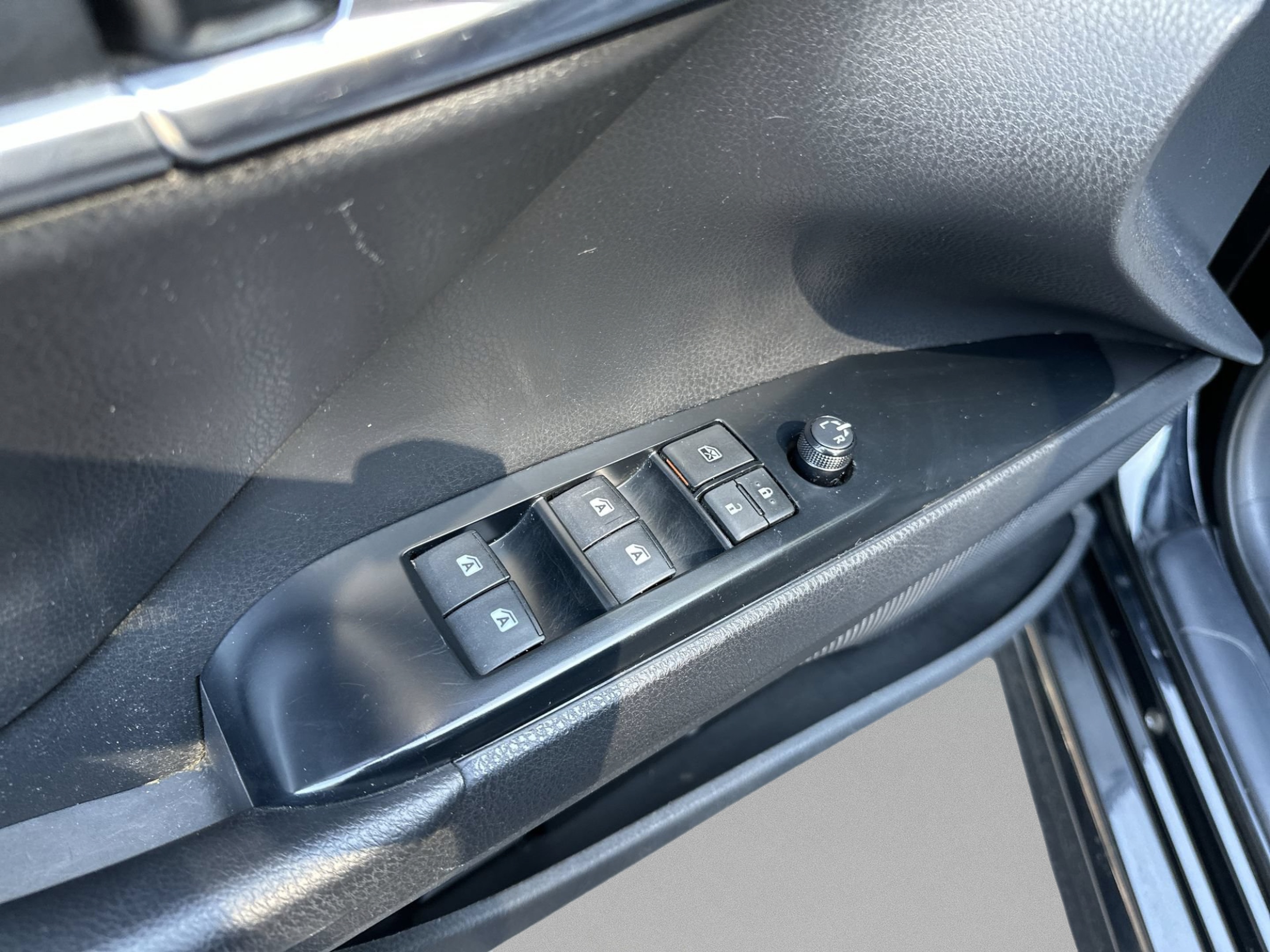 Used 2020 Toyota Camry SE FWD image 16