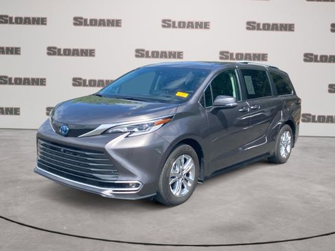 Used 2023 Toyota Sienna Platinum AWD/4WD image 1