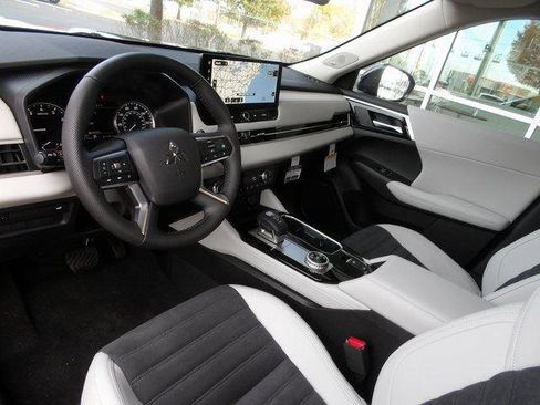 New 2025 Mitsubishi Outlander SE image 13