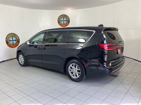 Used 2025 Chrysler Pacifica Select FWD image 24