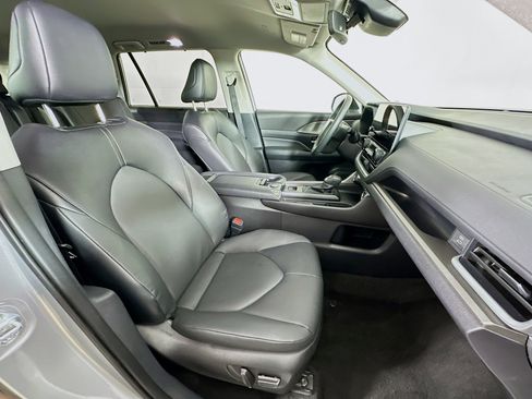 Used 2025 Toyota Grand Highlander XLE image 32