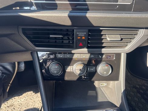 Used 2019 Volkswagen Jetta SE w/ Cold Weather Package image 7