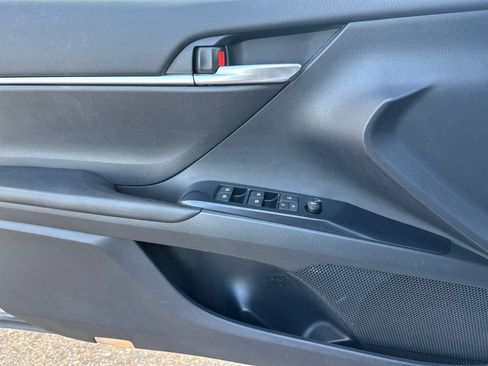 Used 2018 Toyota Camry SE FWD image 13