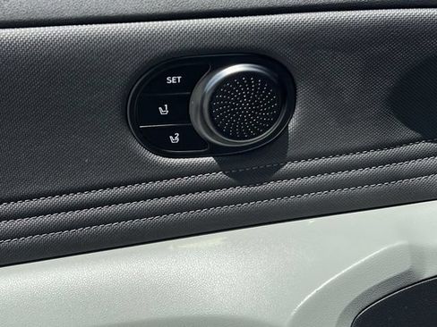 Certified 2025 Hyundai Elantra Limited FWD image 39