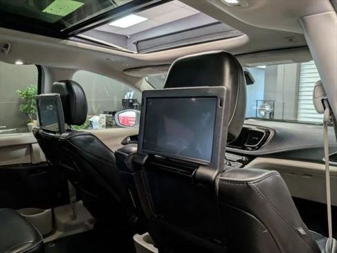 Used 2019 Chrysler Pacifica Limited w/ Advanced Safetytec Group image 8