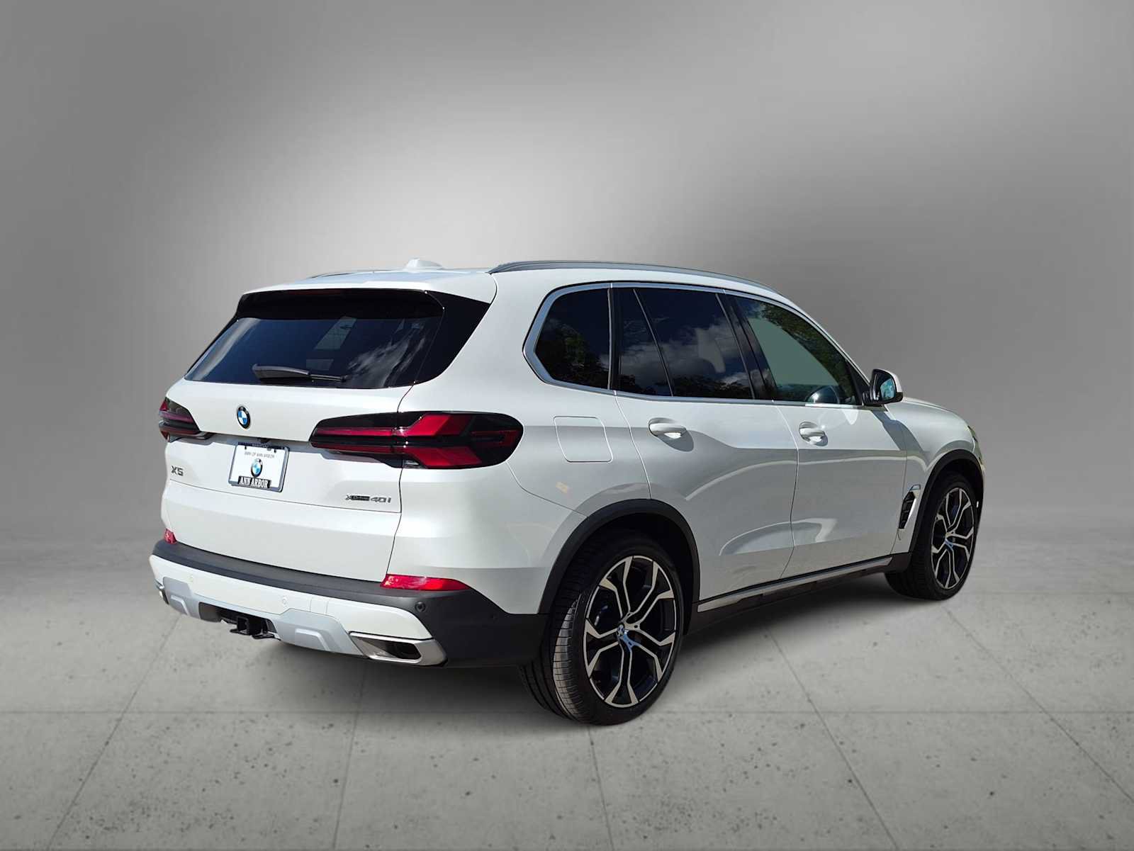 Used 2025 BMW X5 xDrive40i w/ Parking Assistance Package AWD/4WD image 8