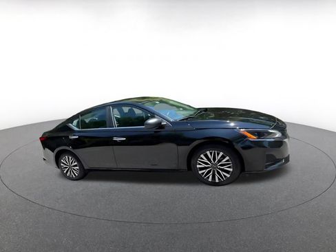 Used 2025 Nissan Altima 2.5 SV FWD image 7