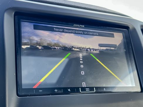 Used 2018 Jeep Cherokee Latitude Plus w/ Comfort/Convenience Group image 19