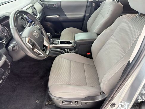 Used 2022 Toyota Tacoma SR5 w/ Technology Package RWD image 5