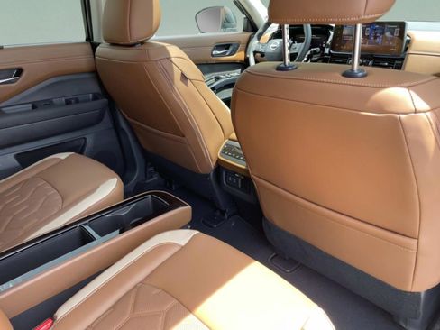 New 2026 Nissan Pathfinder Platinum FWD image 17
