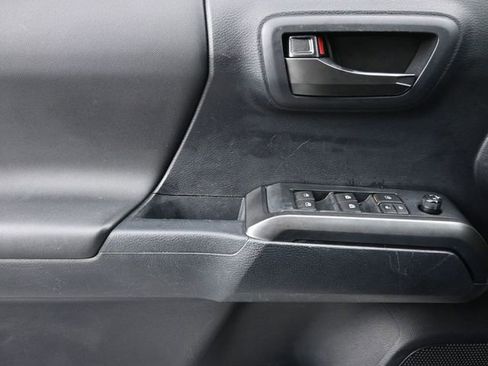 Used 2019 Toyota Tacoma TRD Off-Road w/ Technology Package AWD/4WD image 23