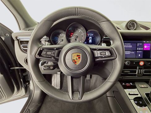 Certified 2025 Porsche Macan image 15