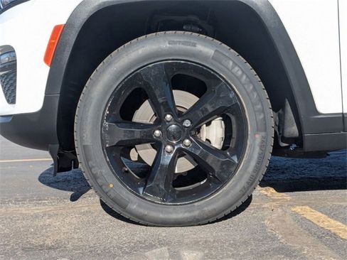 Used 2023 Jeep Grand Cherokee Limited w/ Black Appearance Package image 12