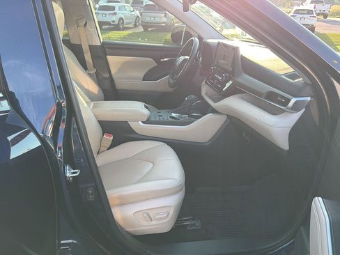 Used 2023 Toyota Highlander XLE FWD image 13