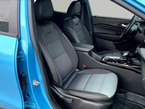 Used 2025 Chevrolet Trax LT w/ Driver Confidence Package FWD image 9