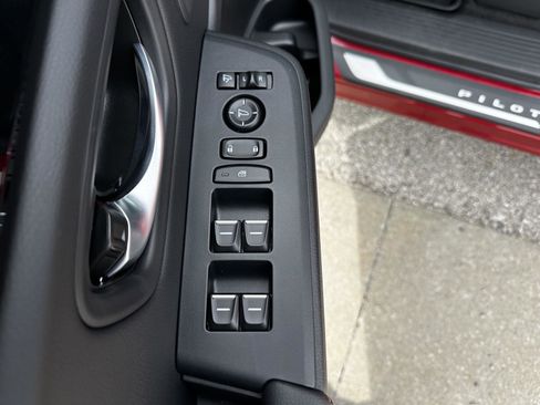 Certified 2025 Honda Pilot TrailSport image 9