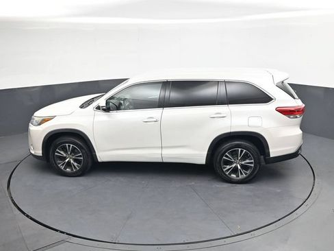 Used 2018 Toyota Highlander LE FWD image 27