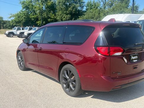 Used 2019 Chrysler Pacifica Touring-L FWD image 3