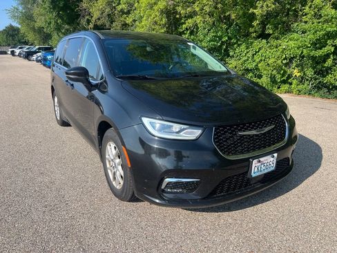 Used 2023 Chrysler Pacifica Touring-L FWD image 1