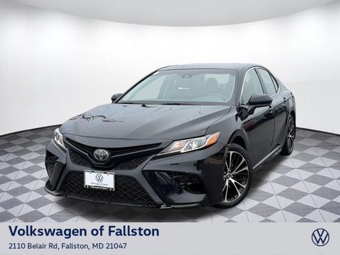 Used 2018 Toyota Camry SE FWD image 1