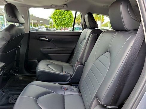 Used 2023 Toyota Highlander XLE FWD image 21