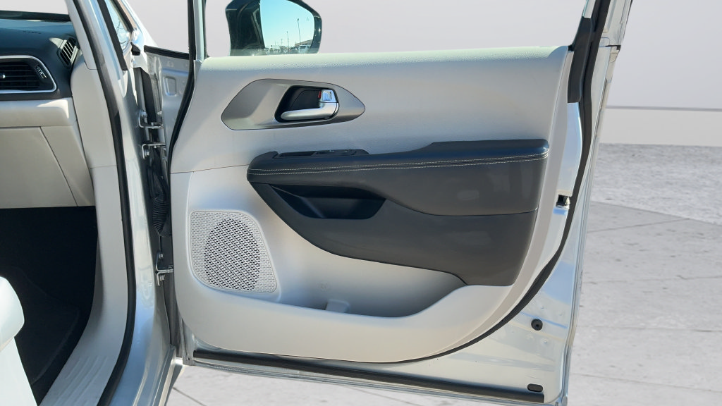 Used 2024 Chrysler Pacifica Touring-L FWD image 23