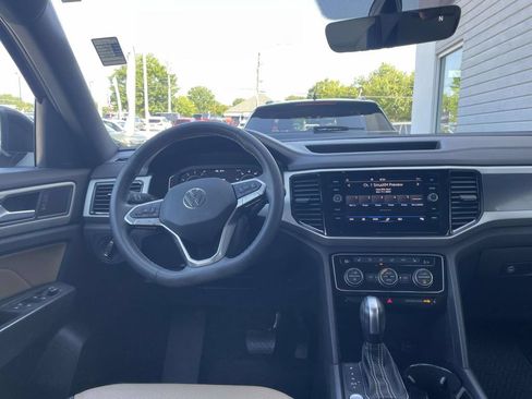 Certified 2022 Volkswagen Atlas Cross Sport SE FWD image 11